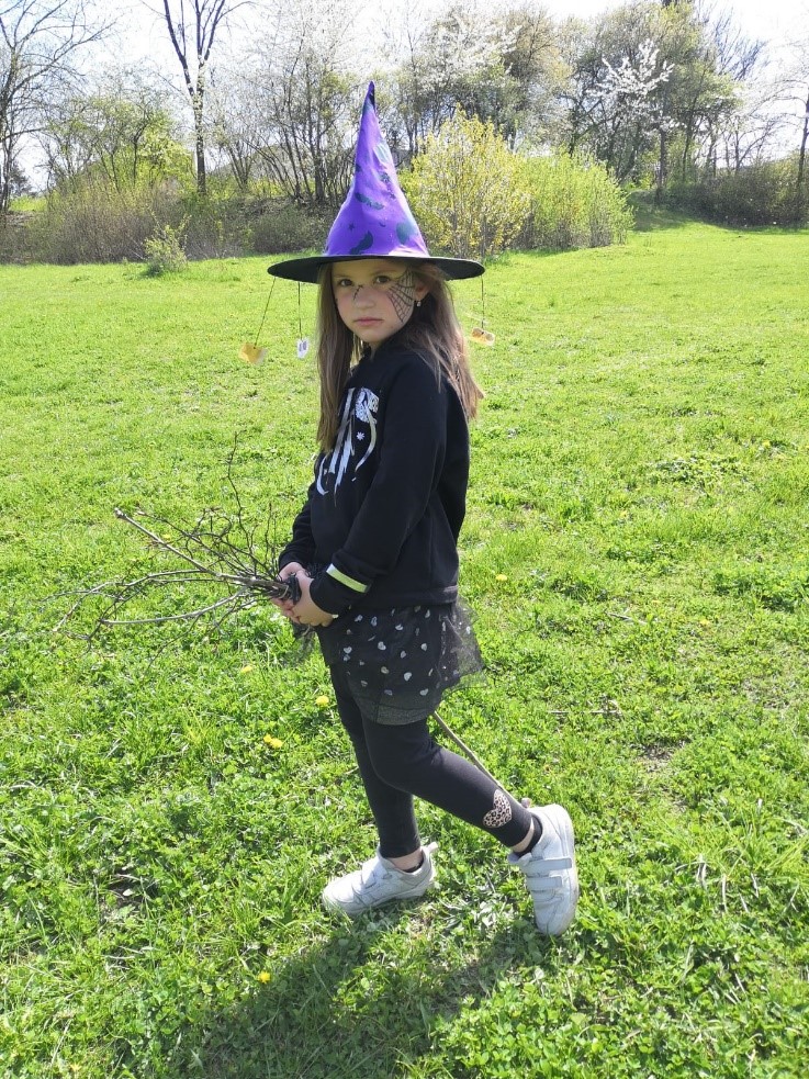 Fotografie žákyně v kostýmu čarodějnice