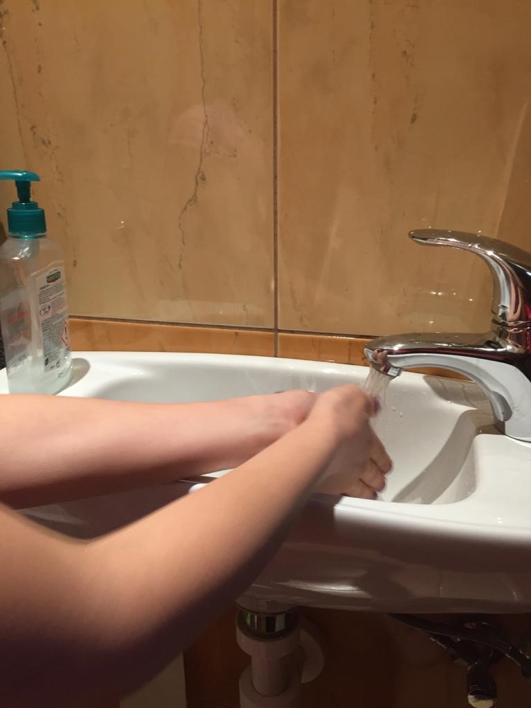 Obrázek 8 Fotografie žáka, který si myje ruce